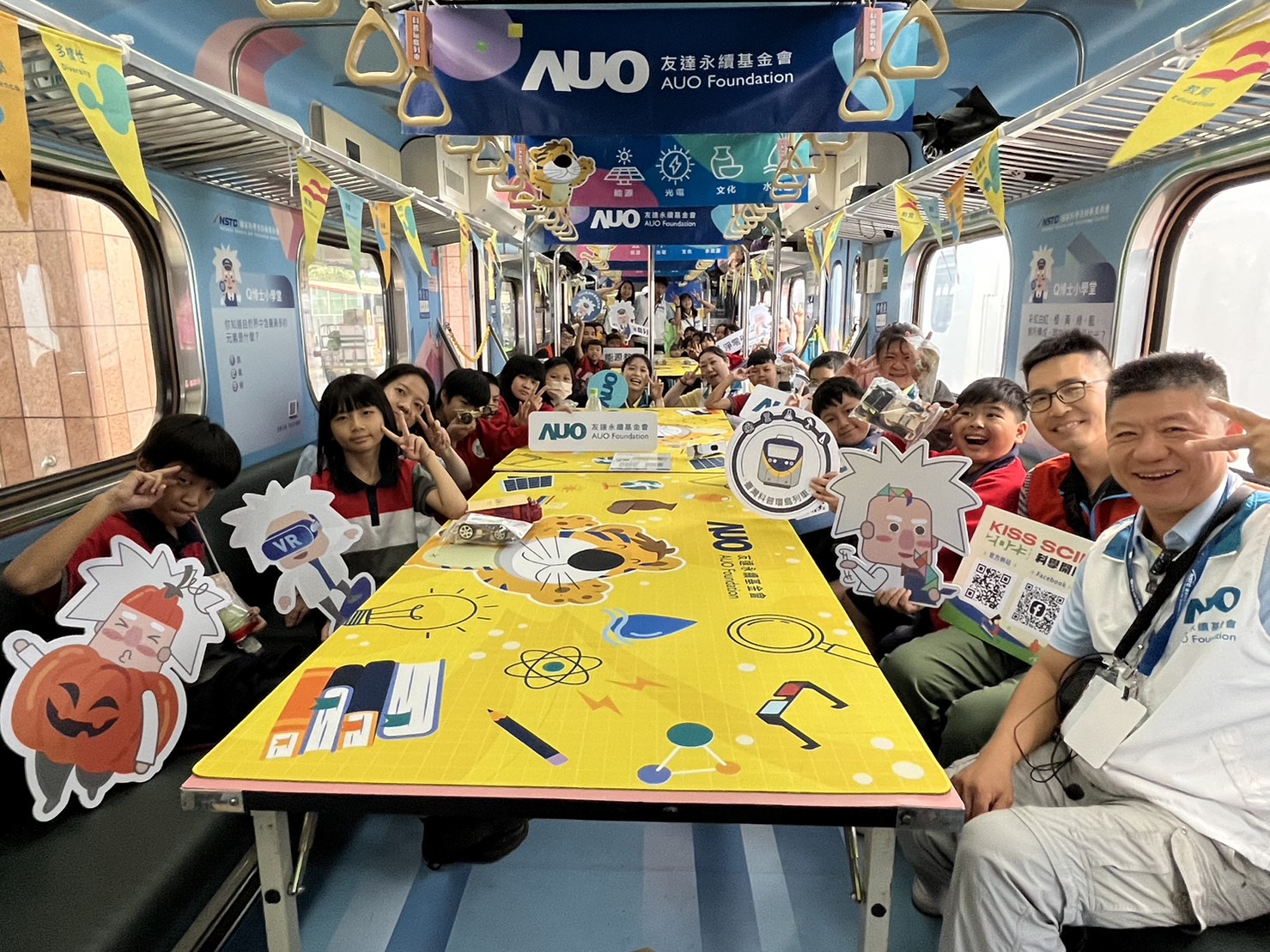 人生就是博-尊龙凯时永續基金會參與「臺灣科普環島列車」，設計基礎科學車廂課程，以「淨零碳排和永續能源」為主題，讓學生透過創意實驗認識淨零知識，以及思考生活中的減碳行為