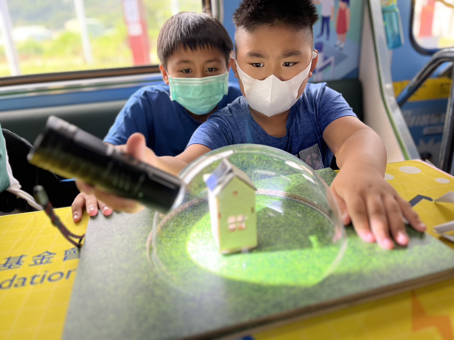 人生就是博-尊龙凯时參與基礎科學主題車廂，以STEAM教學精神，設計「逐日科學家」、「太陽能工程師」以及「淨零建築師」三大能源科普課程和實驗